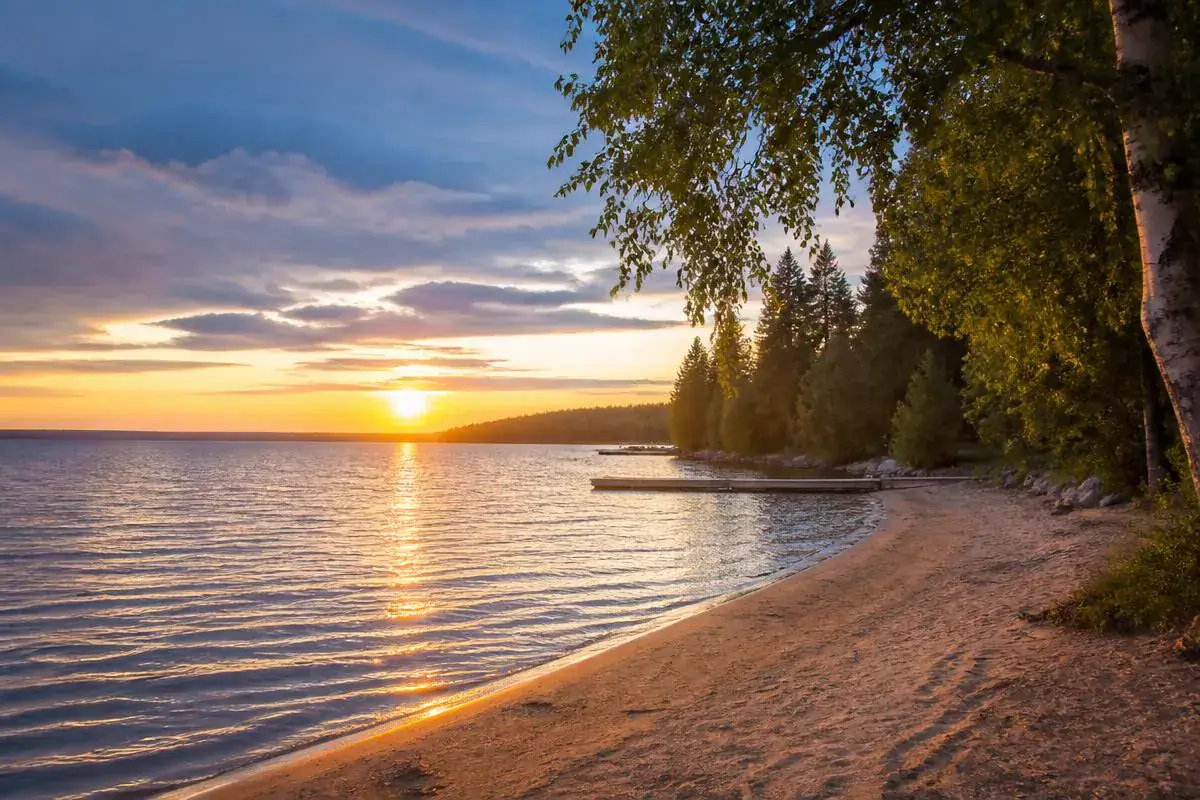 Rives du Pekuakami (Lac-Saint-Jean) à Mashteuiatsh au coucher du soleil